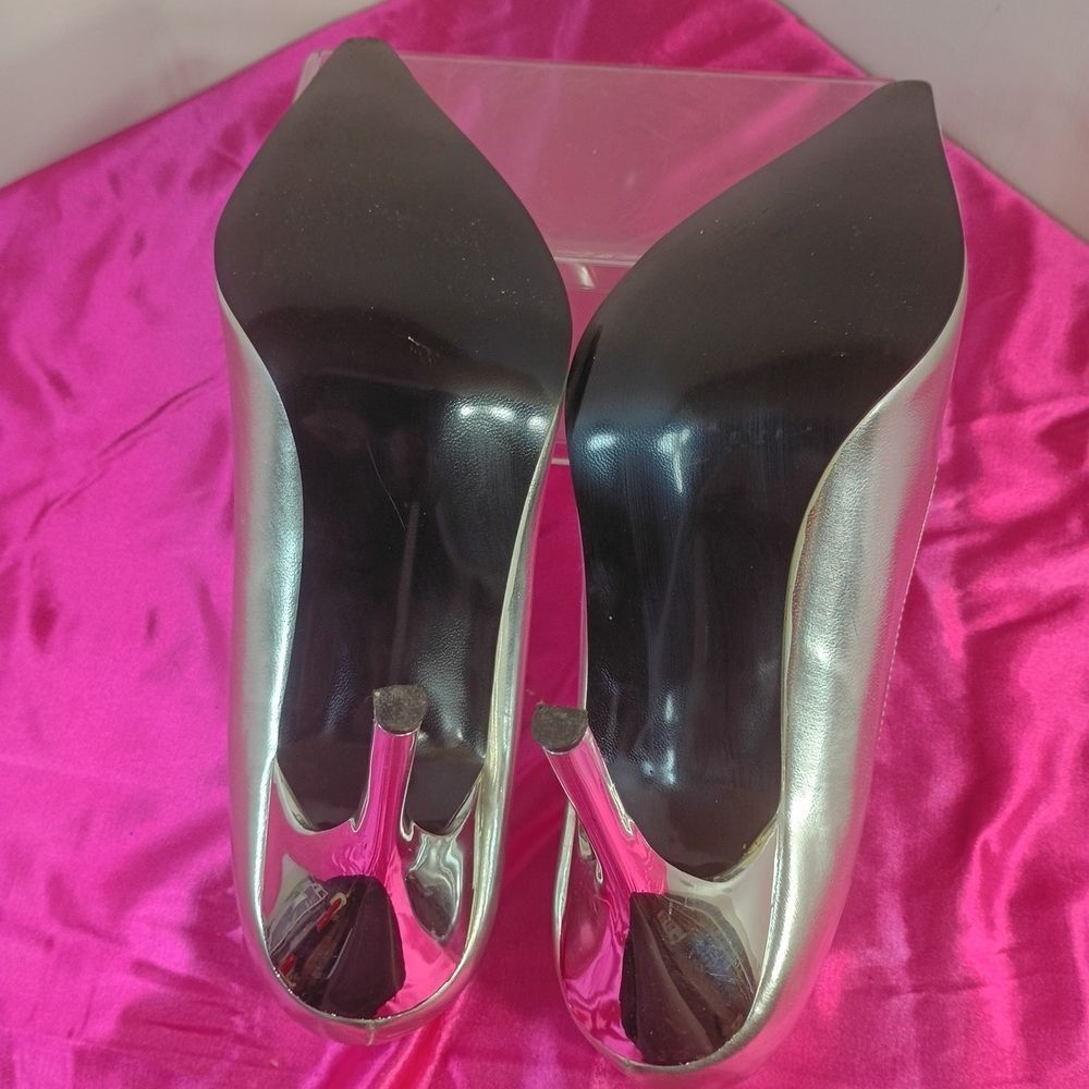 Frederick’s of Hollywood Women's SZ 12 M Silver Heels . Condition is Pre-owned - Picture 9 of 9